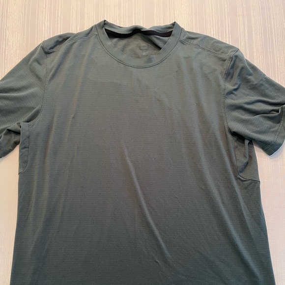 Lululemon Men’s Athletic Short Sleeve Shirts (5) - Picture 3 of 6